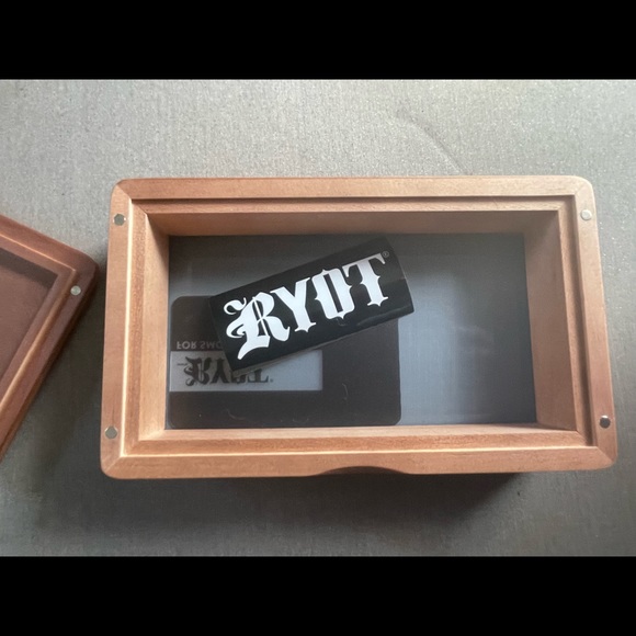 RYOT SOLID TOP Screen Box MEDIUM 4" x 7" WALNUT Wood Stash Box Magnetic Sifter - Picture 7 of 9